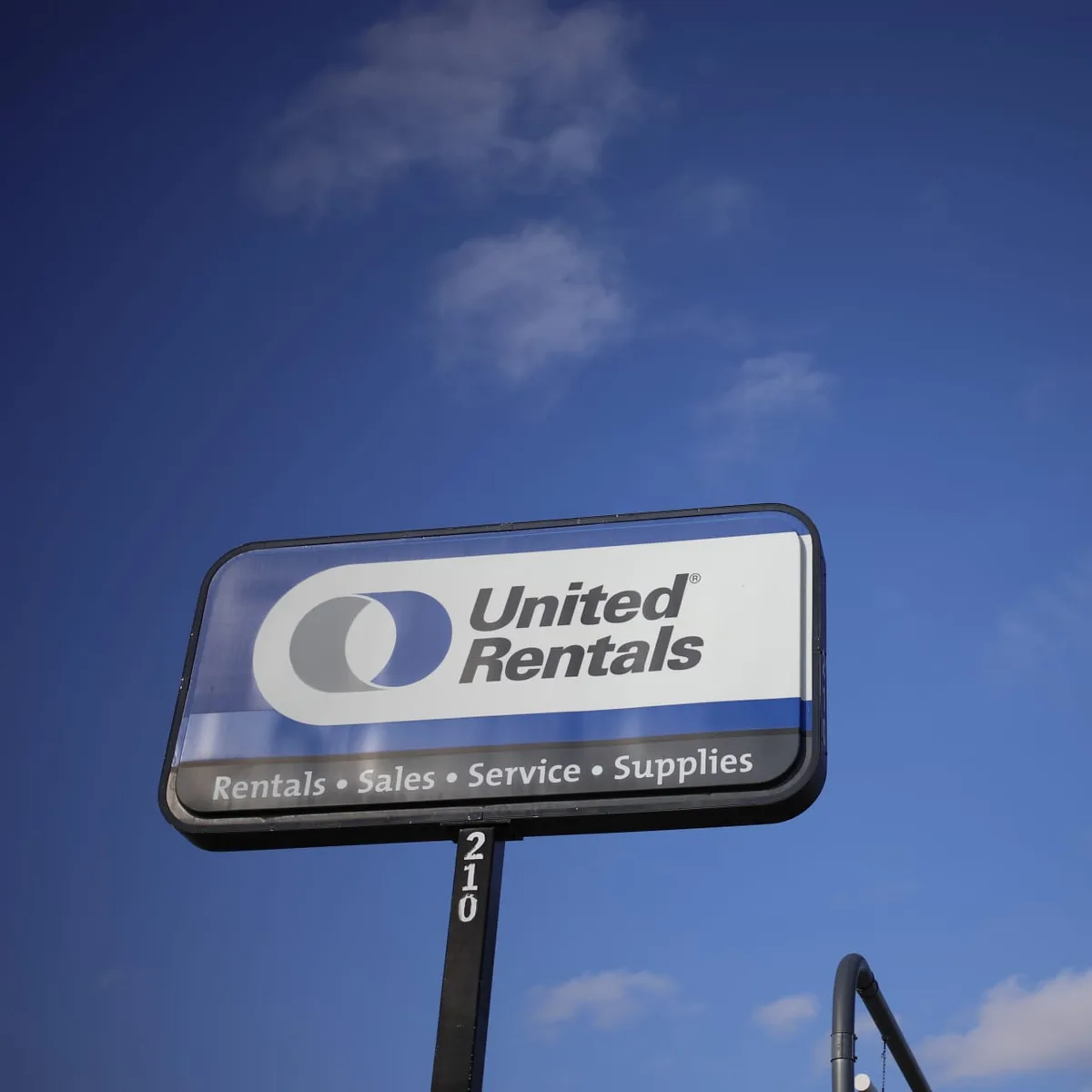 United Rentals Stock Leads the S&P 500 Today. Why It’s Surging 23%.