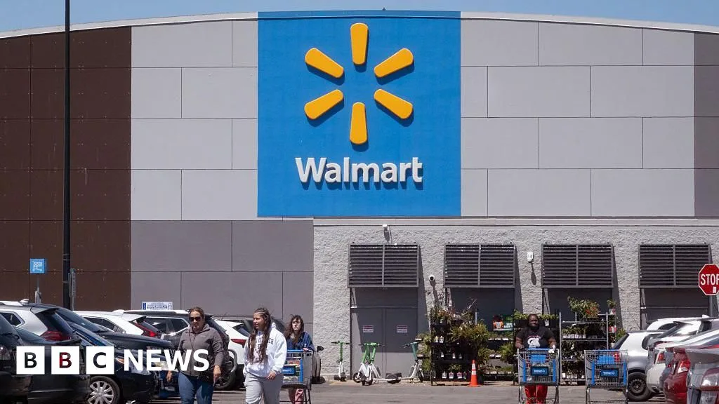 Walmart предупреждает о снижении расходов покупателей в США из-за роста цен на бензин