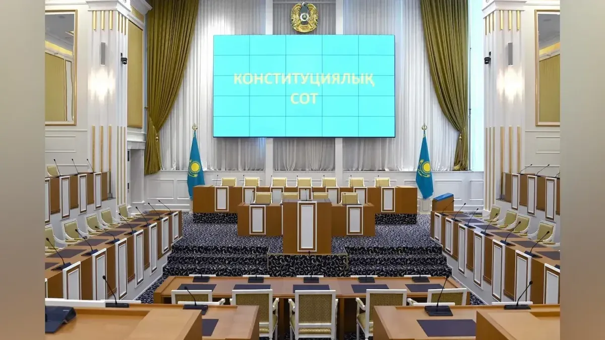 Политолог Сарым призвал разъяснить положения Конституции