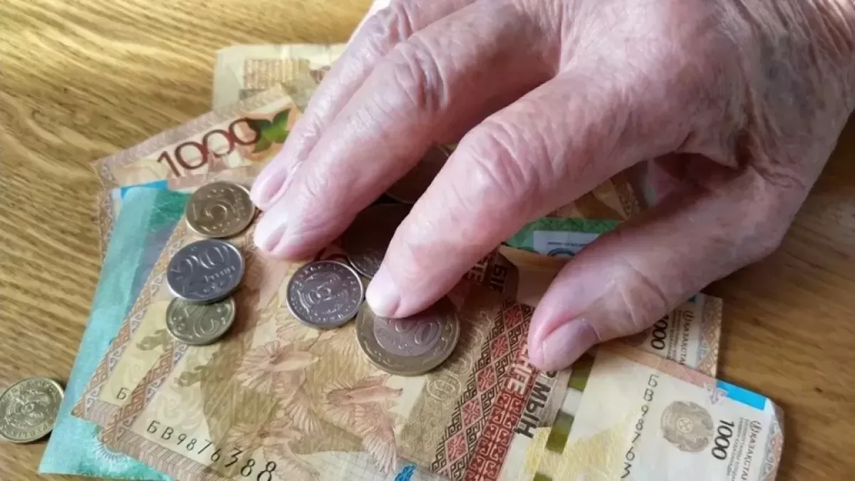 Лишь половина работающих казахстанцев делает регулярные пенсионные взносы