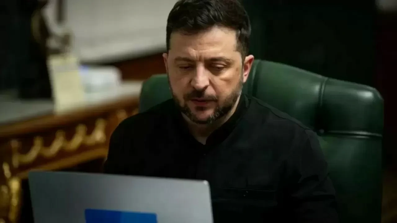 Зеленский подтвердил атаки Украины на судно Росатома и три НПЗ в Башкортостане