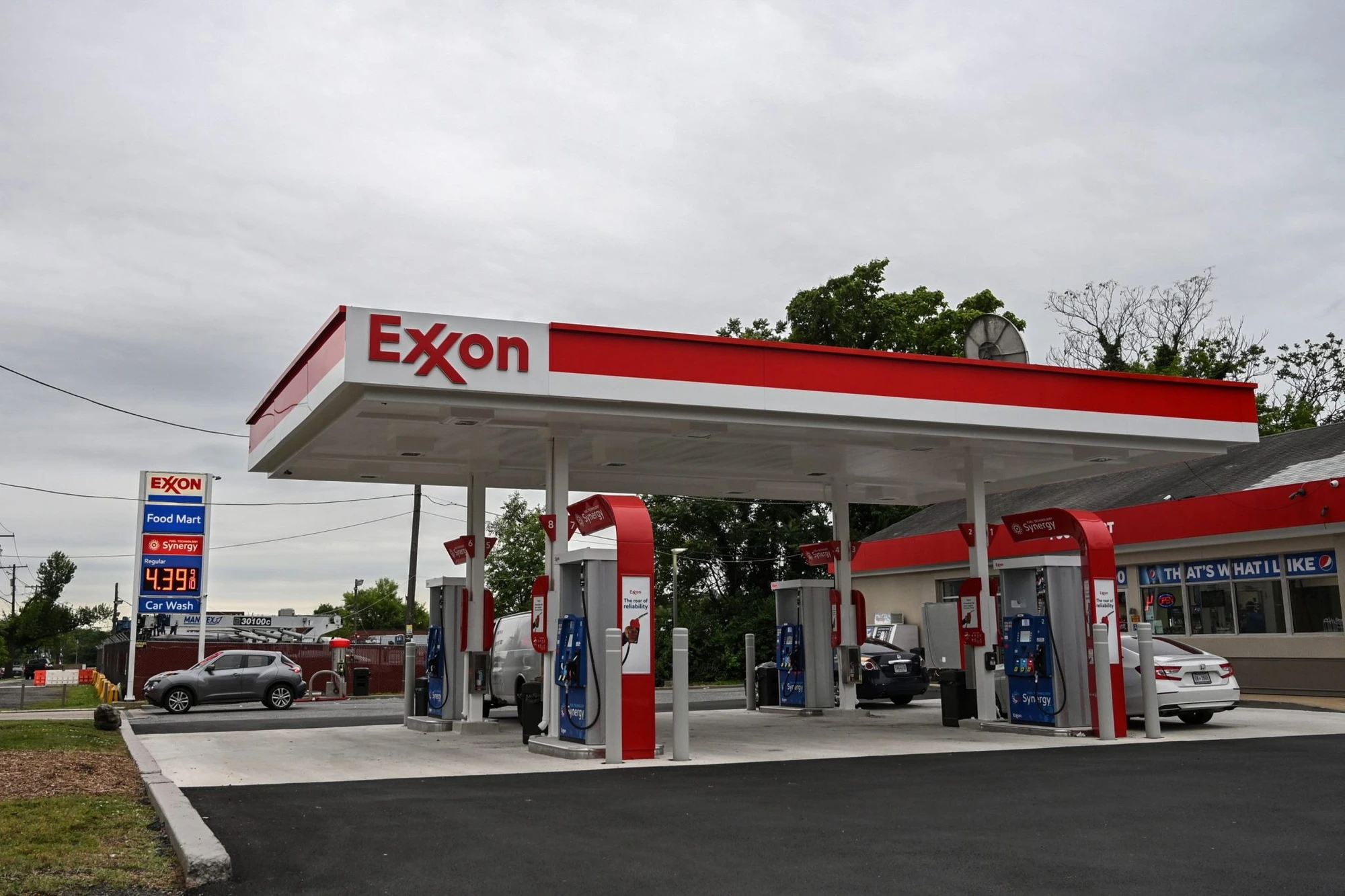 Exxon, Chevron: цены на топливо останутся высокими из-за нехватки НПЗ