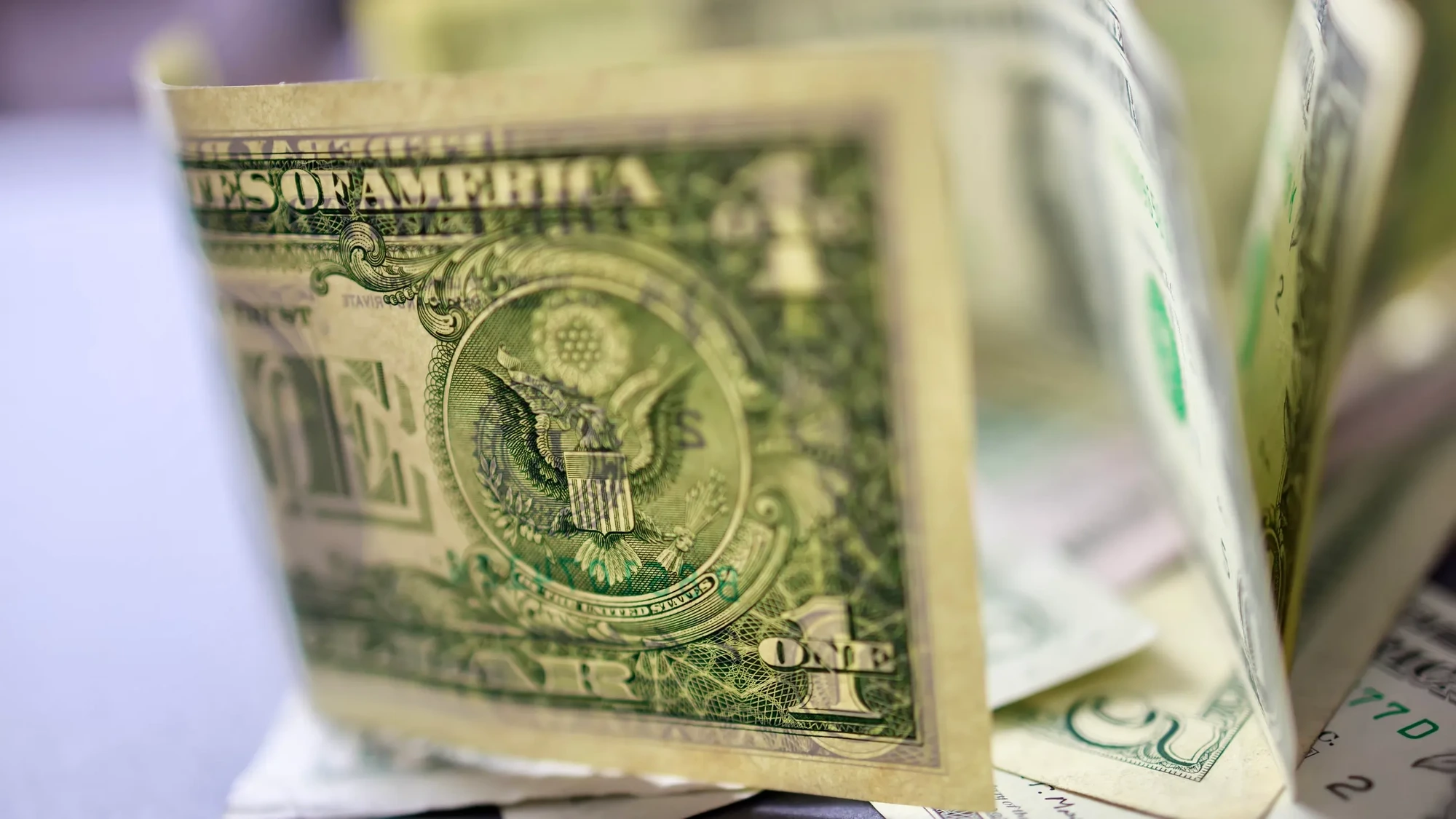 Казахстанцы вдвое увеличивают чистые покупки долларов до 126,5 млрд тенге в июне