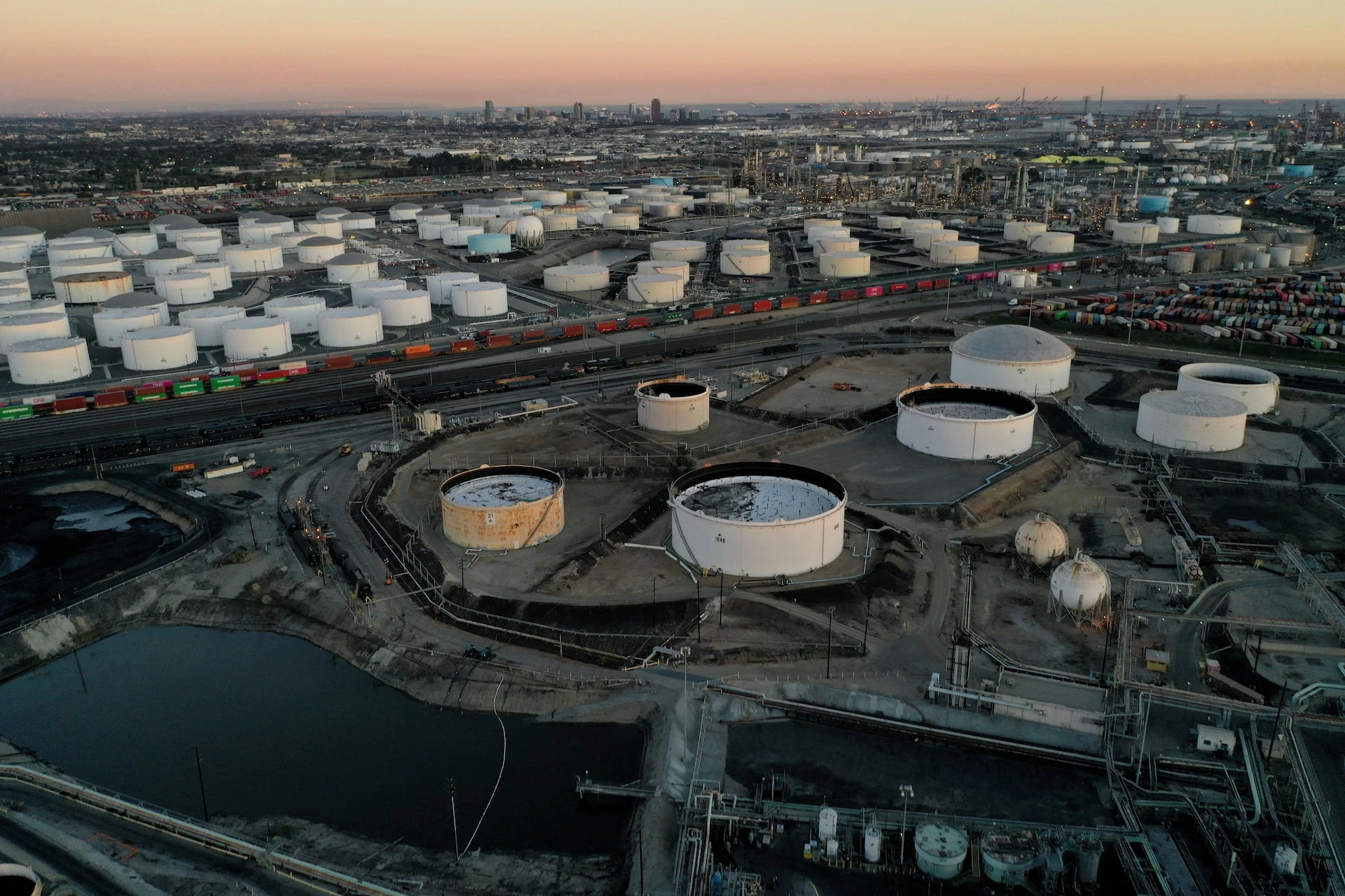 Shell и Exxon предупреждают о нехватке топлива в мире из-за падения мощностей НПЗ на 10%
