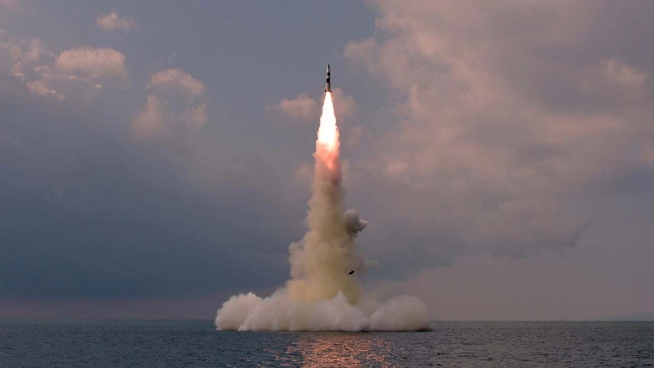 Южная Корея заявляет о запуске КНДР неопознанной ракеты в Японское море