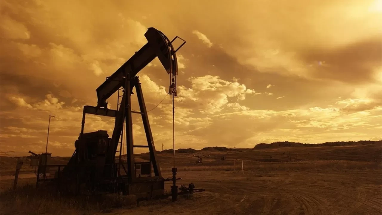 Нефть дорожает из-за планов Ирана и Омана ввести сборы в Ормузском проливе