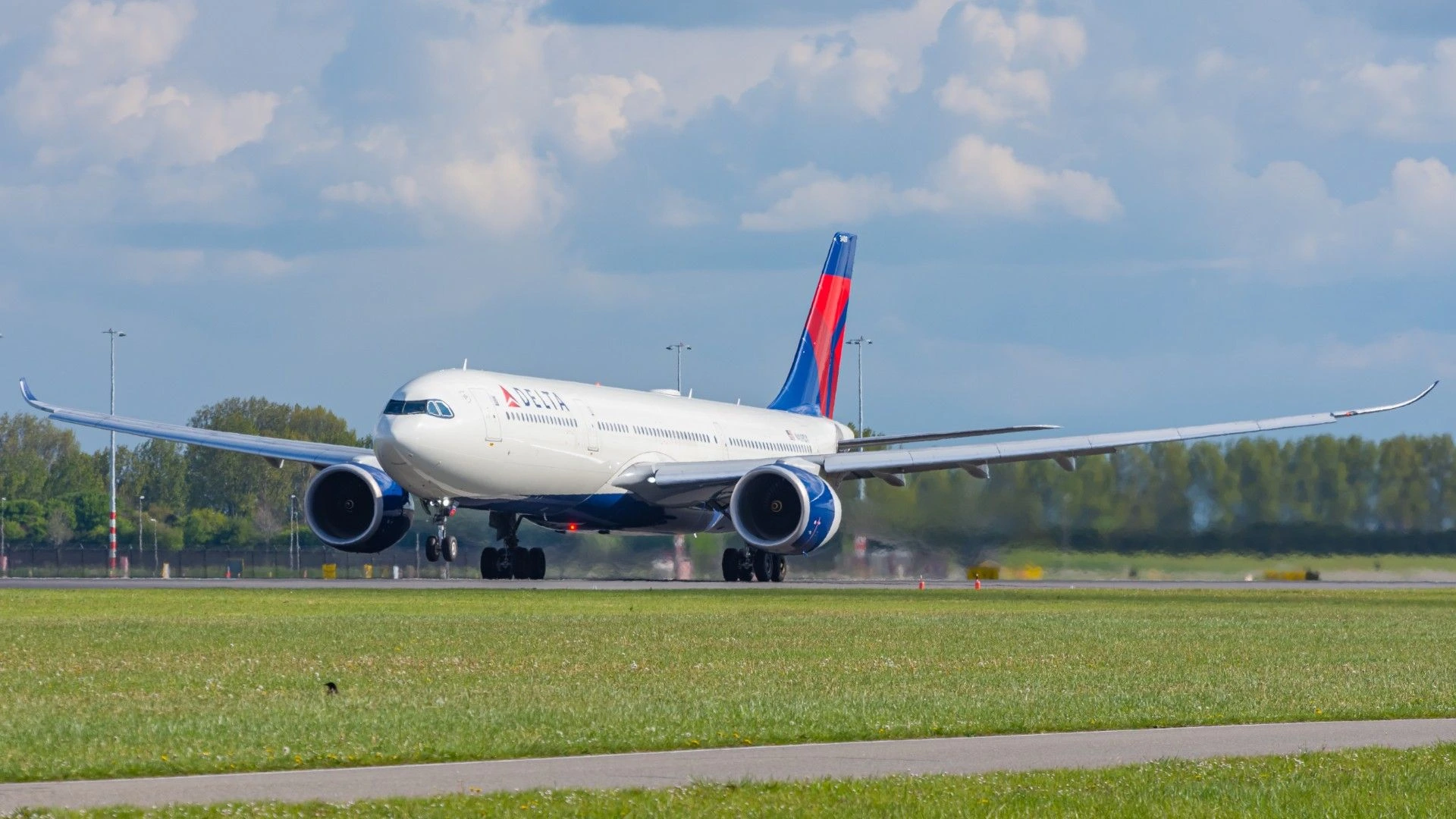 Рейс Delta Париж—Сиэтл дважды ушёл на запасной аэродром и прибыл на 10 часов позже