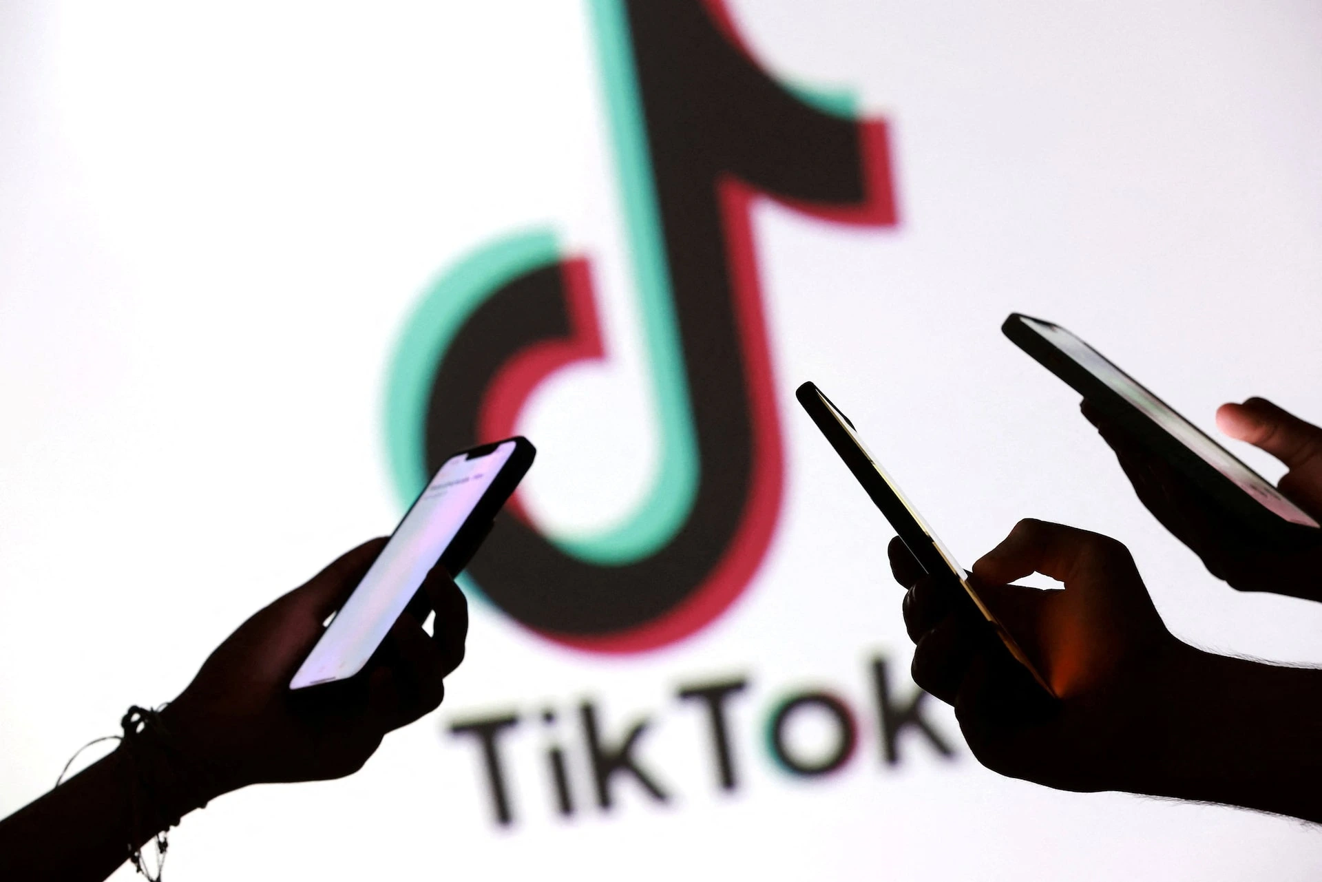 Ирландские депутаты вызвали TikTok из-за видео опасного вождения после гибели пяти подростков