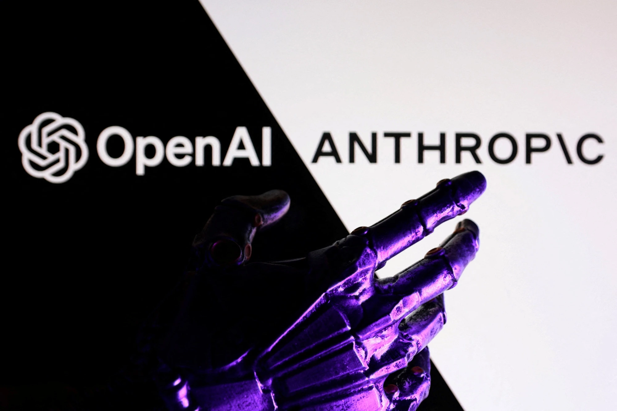 Нулевое хранение данных OpenAI противостоит 30-дневной политике Anthropic