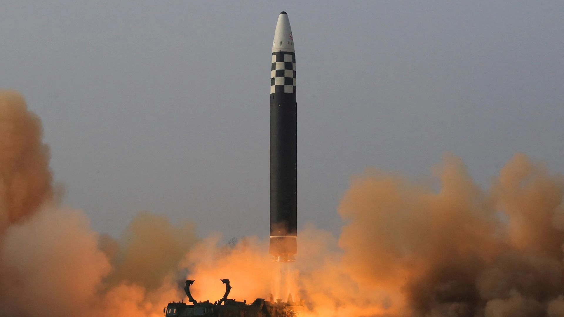 КНДР запустила 10 баллистических ракет малой дальности в море в четверг