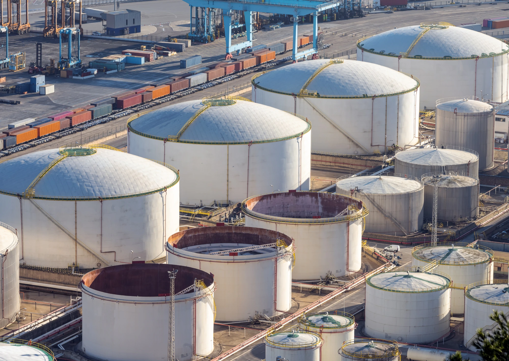 Нефтяные резервы Европы смягчают удар от Ормузского пролива, но газовый буфер к зиме сокращается
