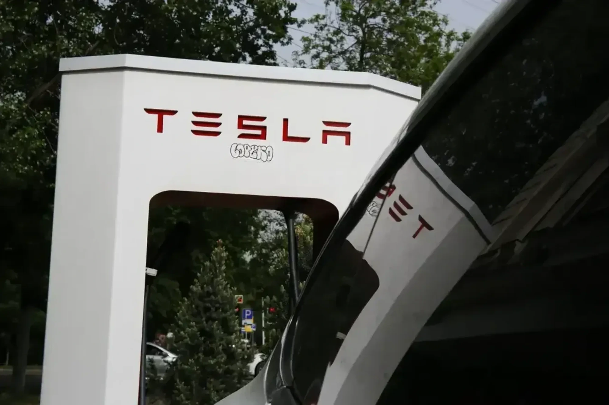 Tesla отзывает почти 6 млн автомобилей в Китае из-за дверных ручек и автопилота
