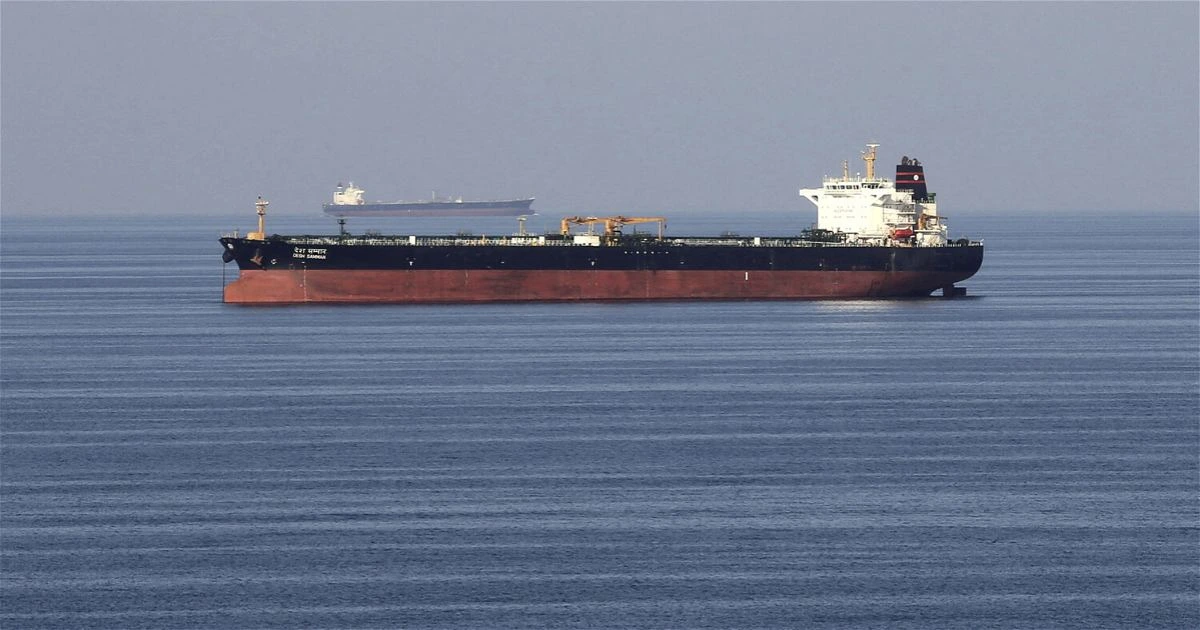 У берегов Омана снаряд попал в нефтяной танкер, экипаж не пострадал