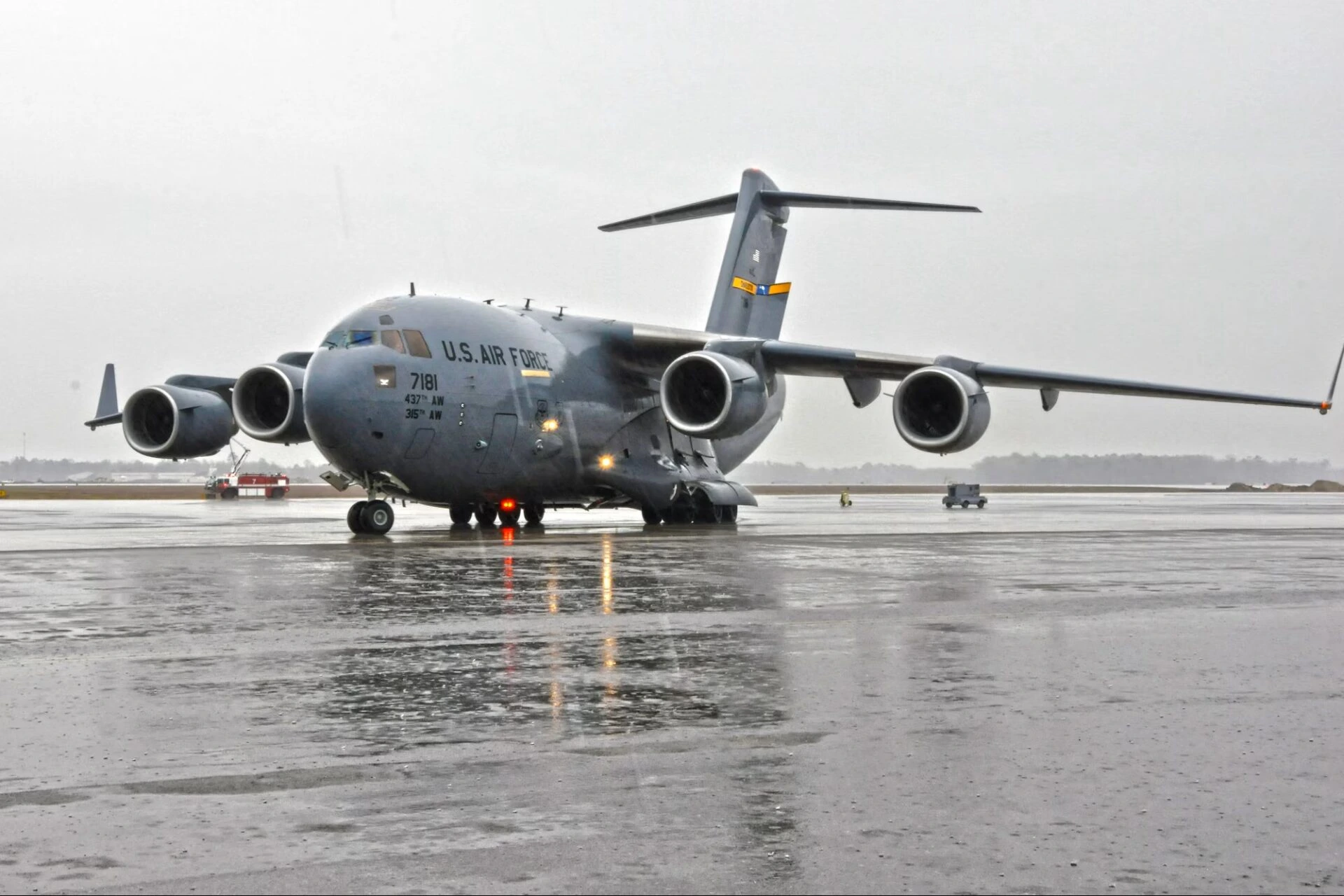 Военно-транспортный самолет США C-17 приземлился во Внуково после вылета из Риги