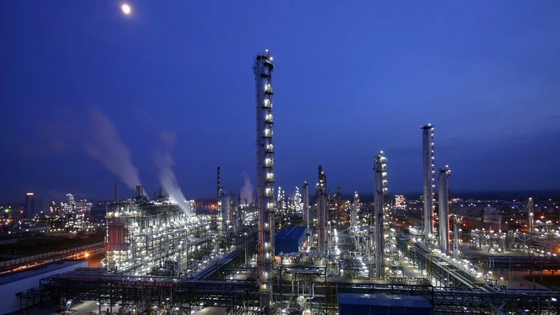 Sinopec перенаправляет капитал в новую энергетику на фоне падения продаж топлива в Китае на 8,6%