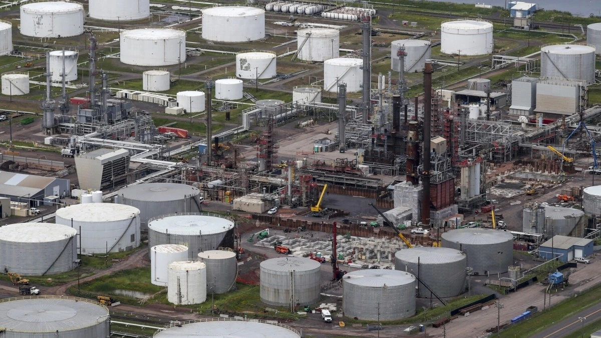 Техобслуживание нефтеносных песков Канады сократит добычу на 300 000 барр./сутки