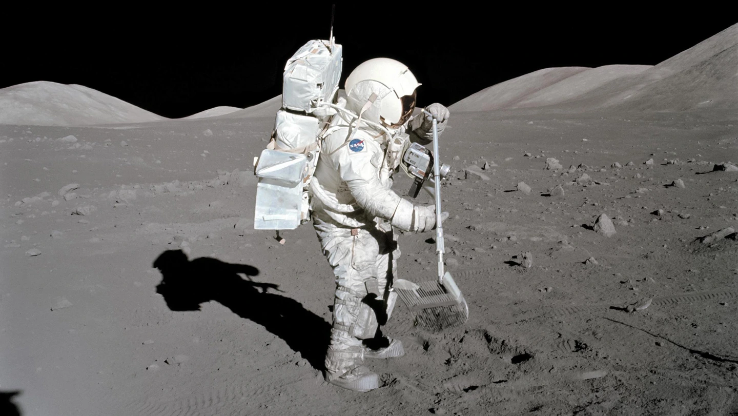 Исследование NASA: пять микробов способны выжить в условиях южного полюса Луны