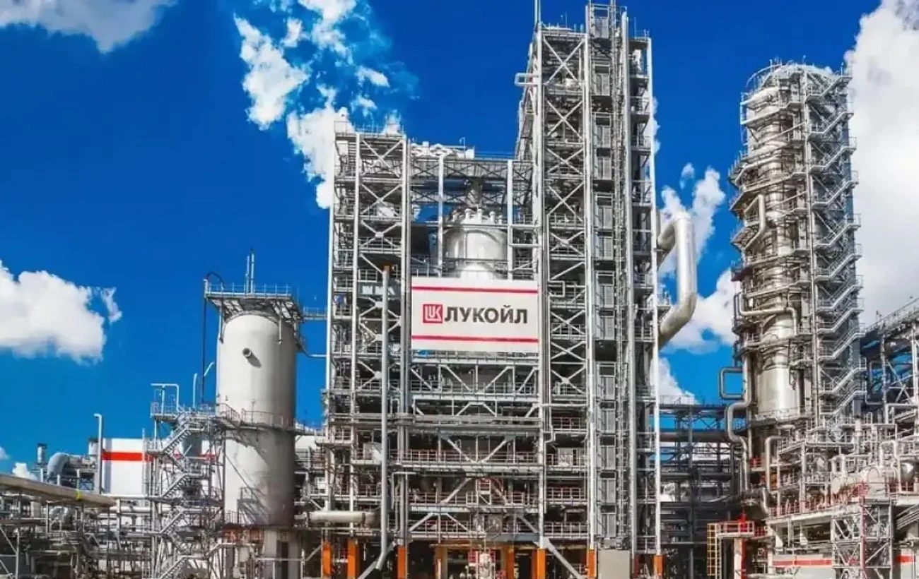 Лукойл остановил три из четырех НПЗ в России после ударов украинских дронов