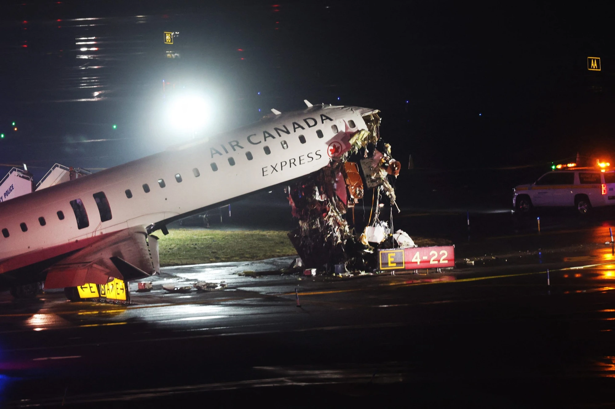 FAA начинает увольнение двух диспетчеров LaGuardia после смертельного столкновения на ВПП