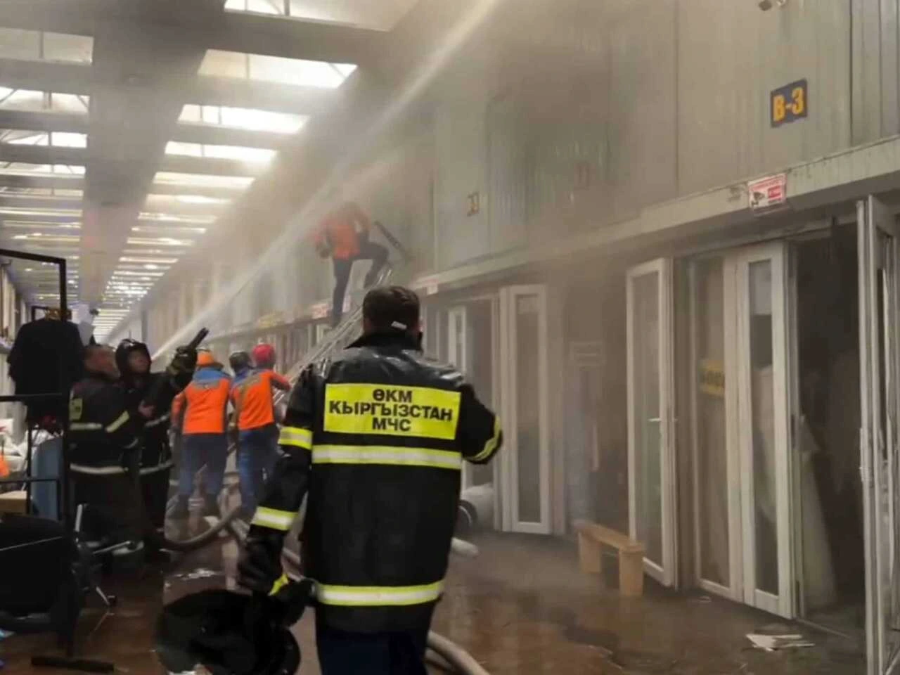 Мэр Бишкека пообещал помощь пострадавшим от пожара на рынке «Мадина»
