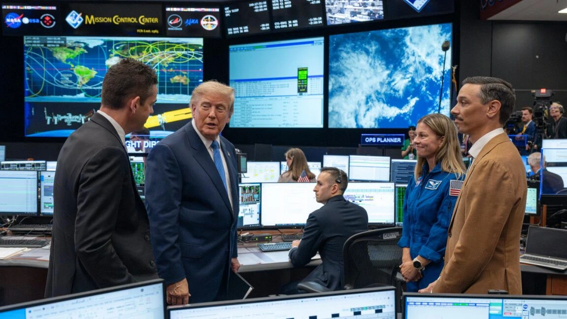 Трамп позвонил на пресс-конференцию NASA, чтобы поздравить с запуском телескопа Roman