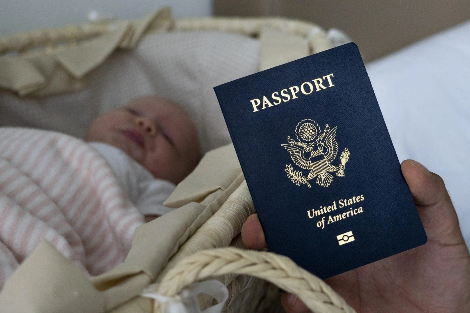 Госдеп США предлагает требовать у родителей подтверждение гражданства для паспортов детей