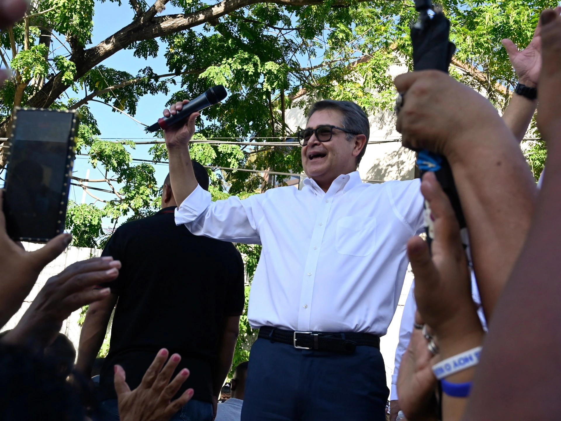 Суд Гондураса прекратил дело против экс-президента Эрнандеса после помилования Трампом