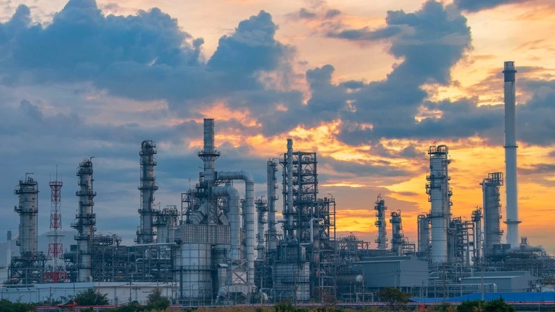 Мировой дефицит нефтепереработки сохранит высокие цены на топливо до 2027 года