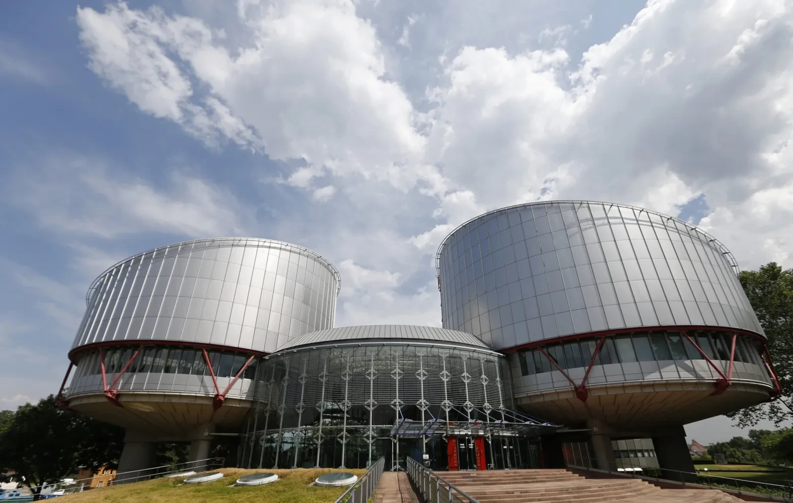 ЕСПЧ прекратил 879 дел против России