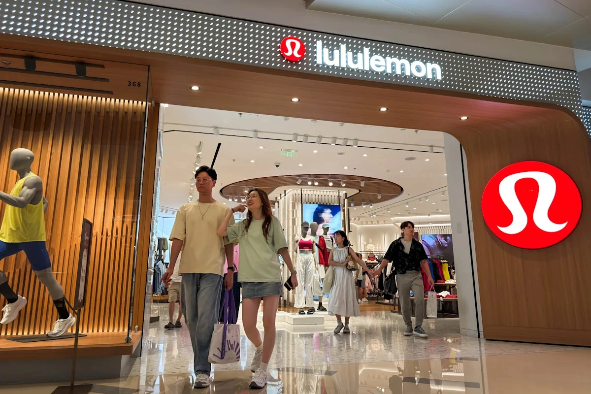 Задержка смены CEO Lululemon усугубляет падение продаж и обвал акций на 20%
