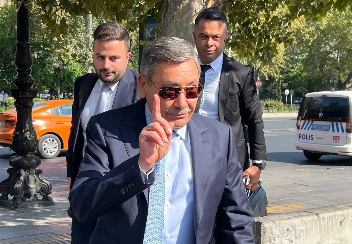Экс-мэр Анкары Гёкчек дал показания по делу о коррупции и покинул суд без ареста