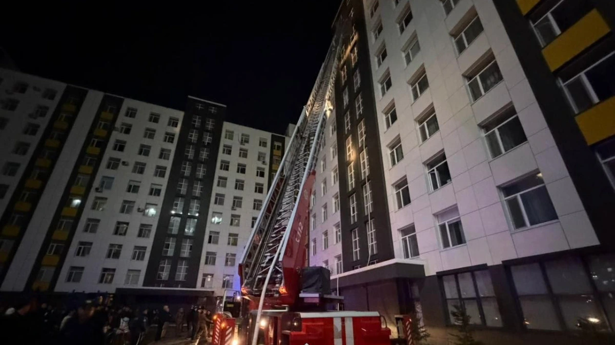 Пожарные тушат возгорание в строящемся 12-этажном жилом доме в Астане