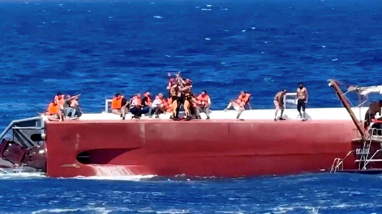 ВМС Турции продолжают поиски после крушения пассажирского судна у Кирении