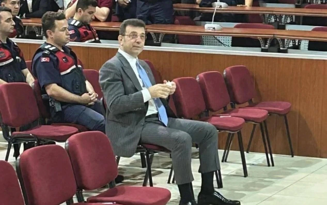 Суд в Стамбуле освободил двух из 53 арестованных по делу Имамоглу на 75-й день