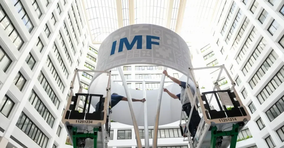 IMF forecasts global price rise amid slowing economic growth